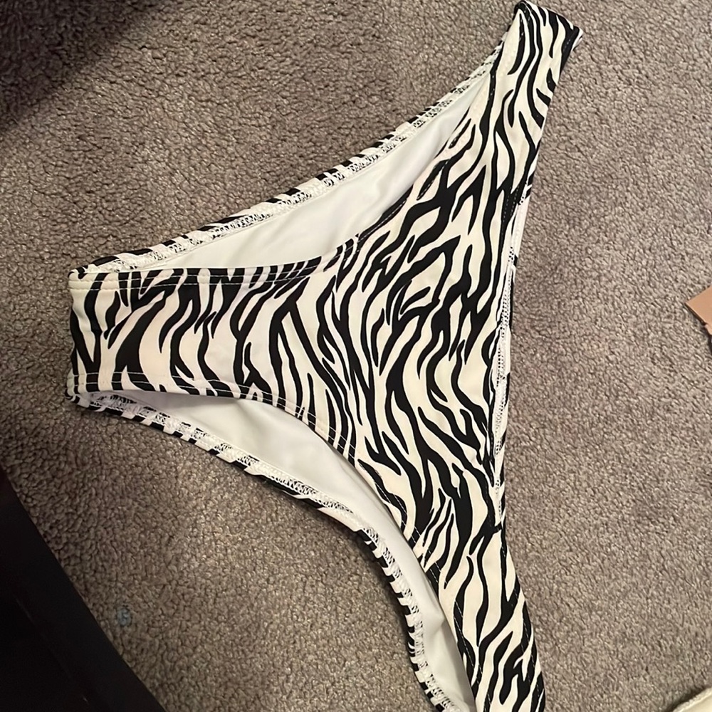 hollister size xs black and white zebra print